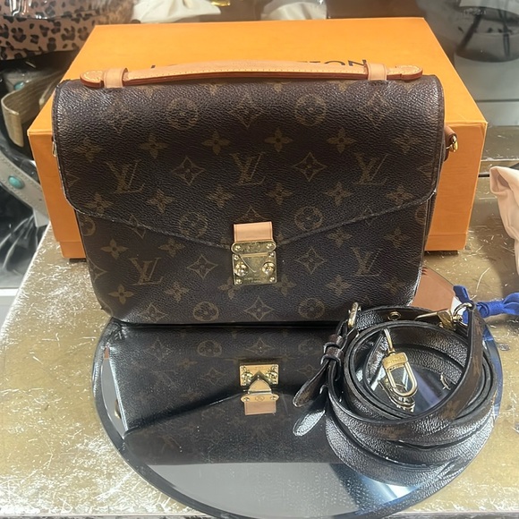 Louis Vuitton Handbags - Louis Vuiiton pochete mettis